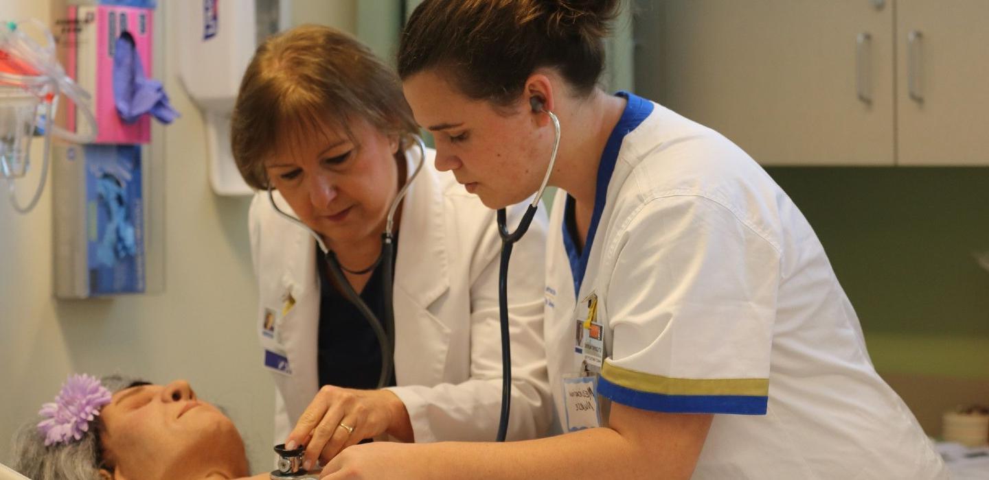 澳门皇家赌城在线 College Nursing 学生 Practices Patient Care
